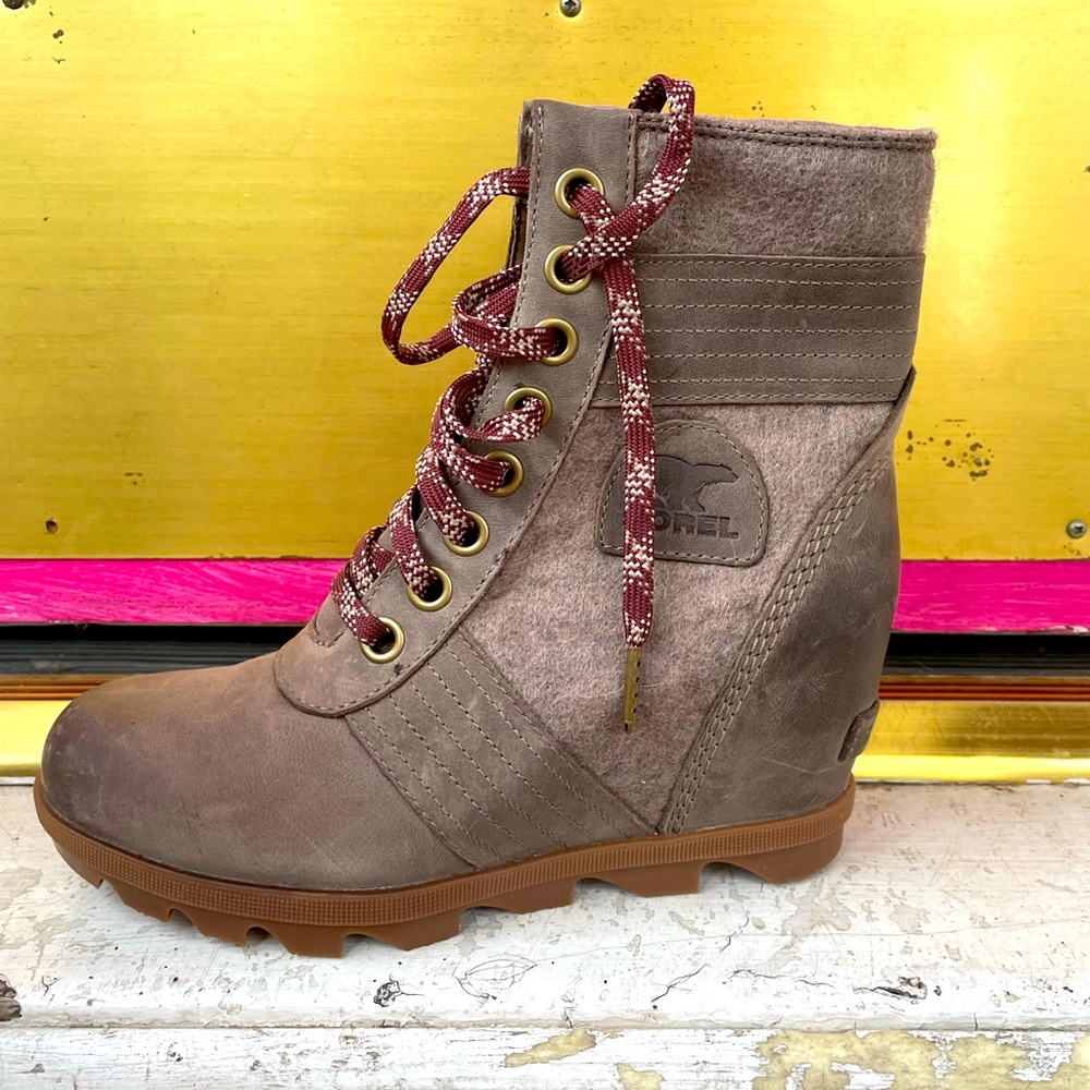 SOREL WOMEN'S LEXIE WEDGE BOOT (KHAKI II)
